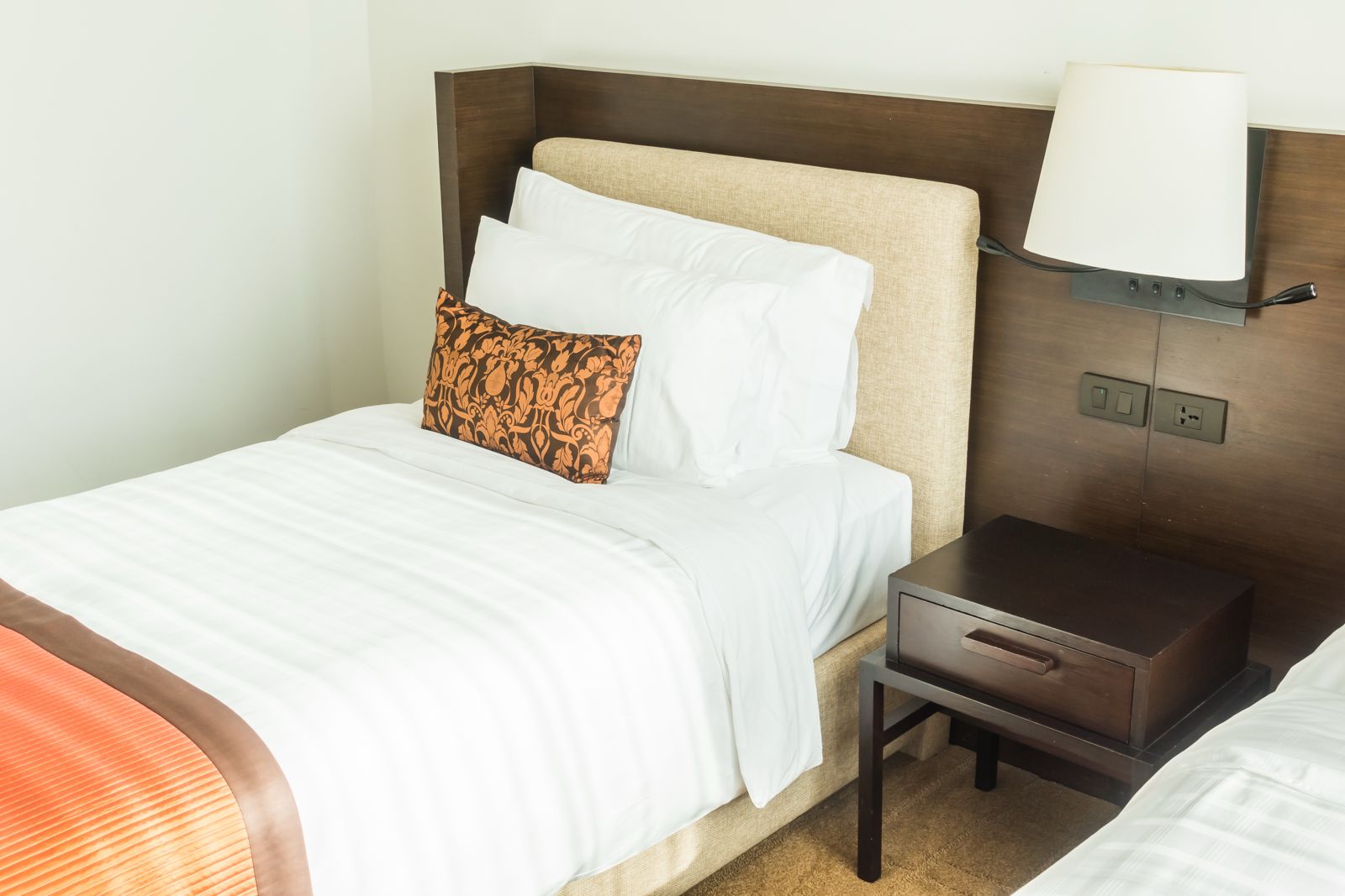 How to Manage Your Budget While Living in a Hostel